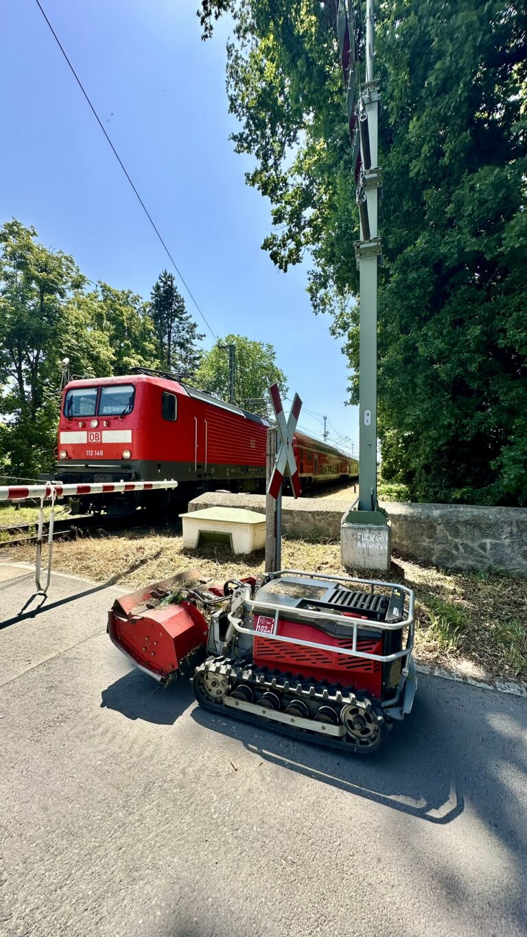 Mähroboter am Bahnübergang