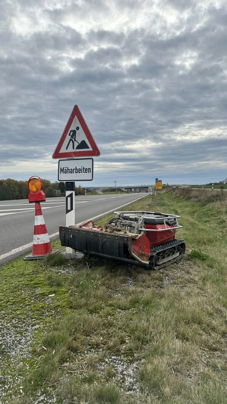Mähroboter im Einsatz am Straßenrand